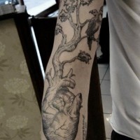 Tatuaggio grande sul braccio l'albero con la radice nel cuore umano& l'uccellino