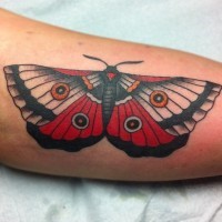 Tatuaje  de polilla de color rojo y negro