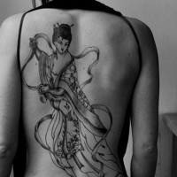 Tatuaje en la espalda, geisha encantadora con cinta, colores negro blanco