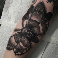 Schwarzer und weißer großer  Falter mit dem Schädel detailliertes Tattoo