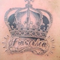 nero e bianco corona con nome Francesca tatuaggio