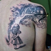 Tatuaje negro blanco en la espalda y  hombro, Alicia pequeña y gato en el árbol