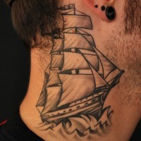 Tatuaje en el cuello, barco precioso simple en el mar