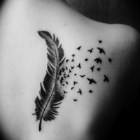 Tatuaje en la espalda, pluma elegante con aves