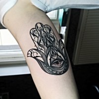 Tatuaje en el brazo,
jamsa  grande de coloores negro blanco