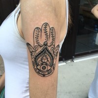 Tatuaje en el brazo,
mano de Fátima no pintada con patrón elegante