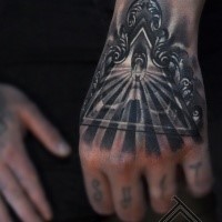 Schwarzweißes Hand Tattoo mit mystischem Totenkopf Symbol