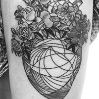 Schwarzweißes menschliches Herz Tattoo am Oberschenkel mit Wildblumen