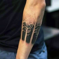 nero e bianco interessante disegno alberi spogli tatuaggio su braccio