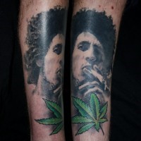 Schwarzes und weißes Porträt des rauchenden Jimmy Hendricks und grüne Marihuanas Blättern lebensechtes 3D Tattoo
