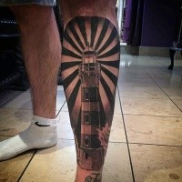 Schwarzweißee Leuchtturm arbeitet Tattoo am Bein in der Nacht