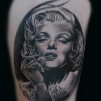 Tatuaje  de Marilyn Monroe linda con cigarrillo
