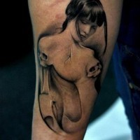 Schwarzes und weißes natürlich aussehendes Unterarm Tattoo mit dämonischer asiatischer Frau
