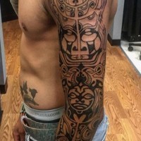 Schwarzweißes Tattoo im polynesischen Stil Ornamente am Ärmel