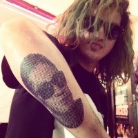 Schwarzweißes Porträt mit Sonnenbrille Unterarm Tattoo in Technik gepunkteter Arbeit