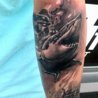 Schwarzweißes realistisch aussehendes Unterarm Tattoo mit großem Hai