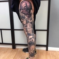 Schwarzweißes realistisch aussehendes Bein Tattoo mit verschiedenen Helden aus Horrorfilmen