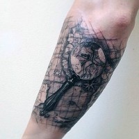 Tatuaje en el antebrazo, mapa del mundo negro blanco con lupa