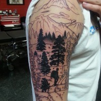 Schwarzweißes Schulter Tattoo von Wald mit dunklem Mann