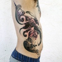 Schwarzweißes Seite Tattoo mit  fliegendem Adler