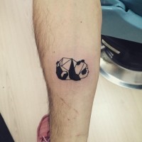 Schwarzes und weißes kleines Panda Tattoo am Schienbein im geometrischen Stil