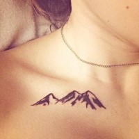 Schwarzweißes kleines einfaches Design Berge Schlüsselbein Tattoo