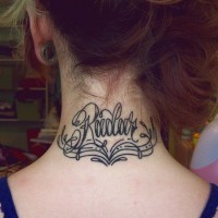 Tatuaje en el cuello, escrito precioso de tinta negra