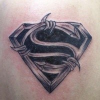 Schwarzes und weißes Superman Emblem mit Stacheldraht Tattoo an der Schulter