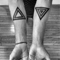 Tatuajes de triángulos simples en los antebrazos, tinta negra