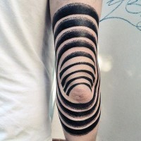 Tatuaje en el brazo, círculos volumétricos de tinta negra