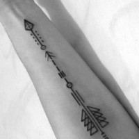 Tatuaje de flecha fantástica en el antebrazo