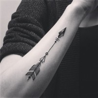 Tatuaje en el antebrazo, flecha moderna