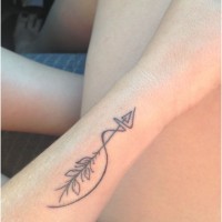 Tatuaje en el antebrazo,
flecha con plumas desgastadas