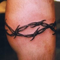 Tatuaje de alambre de espina fuerte en la pierna