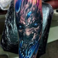 Schwarz-blauer Dämon Tattoo am Unterarm