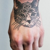 Tatuaje en la mano,  gato surrealista con cinco ojos