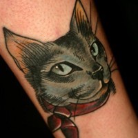 Tatuaggio colorato sul braccio la testa del gatto con la striscia rossa