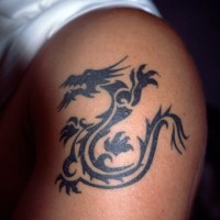drago nero cinese tatuaggio sulla spalla