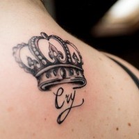 Schwarze Krone und Wort cry Tattoo am Rücken