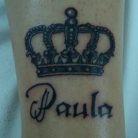 corona blu con nome Paola tatuaggio
