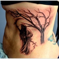 la morte nera con falce e albero tatuaggio su costolette