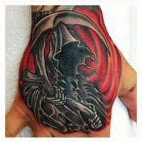 Tatuaggio colorato sul mano Signora con la falce sul fondo rosso