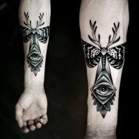 Tattoo von schwarzem Hirsch mit Auge im Mund im Dotwork Stil am Unterarm