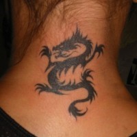Chinesisches Tattoo mit schwarzem Drachen am Hals
