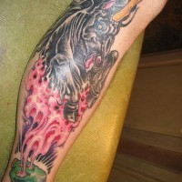 Le tatouage de licorne noir méchante avec une crâne verte sur la jambe