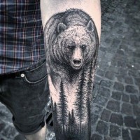 grigio nero orso e foresta avambraccio tatuaggio