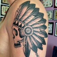 grigio nero inchiostro teschio indiano tatuaggio sulla spalla