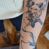 Tatuaje en el antebrazo, zorro con cola larga, colores gris y negro
