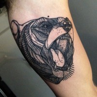 grigio nero linee testa di orso tatuaggio su braccio