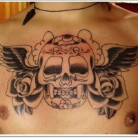 grigio nero teschio di zucchero messicano con rose tatuaggio sul petto